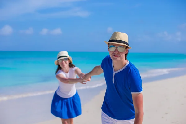 Unga lyckliga paret ha kul på Karibien semester — Stockfoto