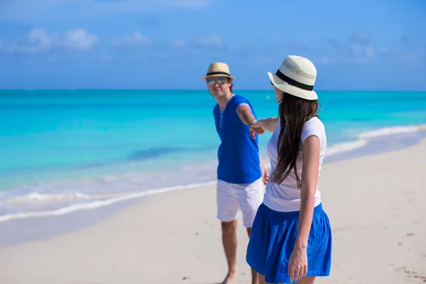 Bonne famille amusez-vous sur la plage des Caraïbes vacances — Photo