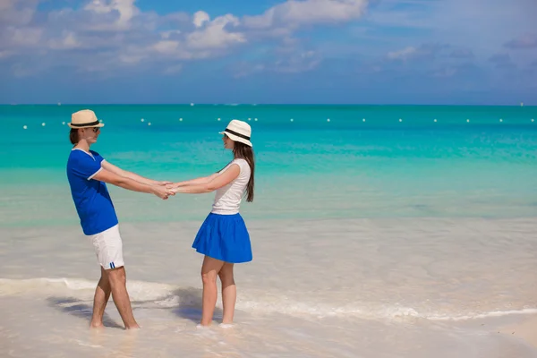 Jonge gelukkige paar veel plezier op zomervakantie — Stockfoto