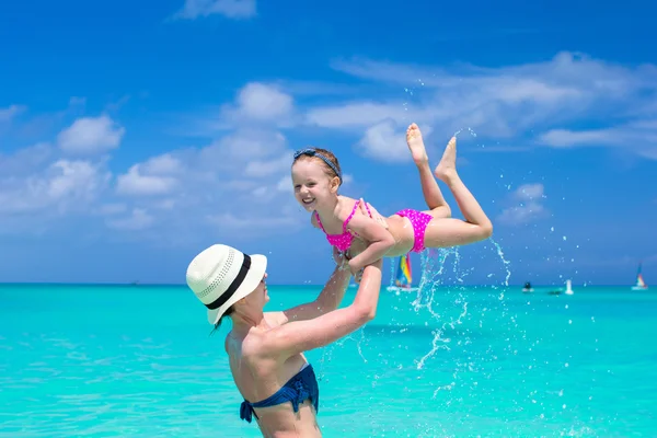 Mãe com sua filha bonita desfrutar do feriado e se divertir na água — Fotografia de Stock