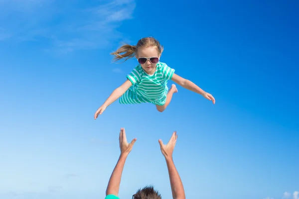 Bedårande lilla dotter och hennes glada far ha roligt utomhus — Stockfoto