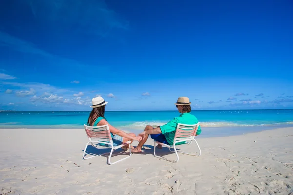 Attraktiva unga par njuter av sommarlovet på tropical beach — Stockfoto