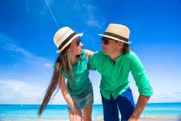 Gelukkige jonge paar op exotische strand kijken camera — Stockfoto