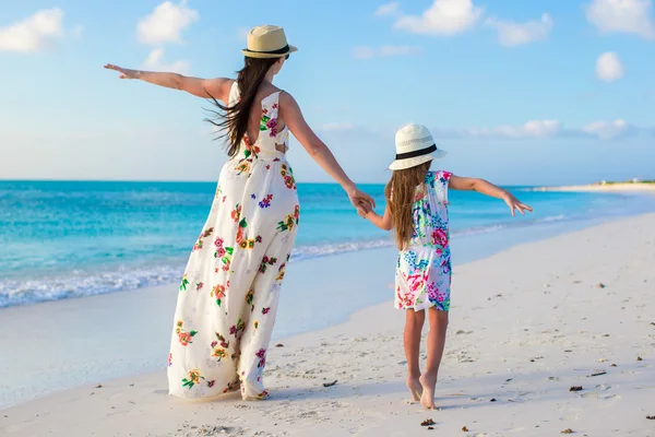 Krásná matka a její rozkošná dceruška si letní dovolenou — Stock fotografie
