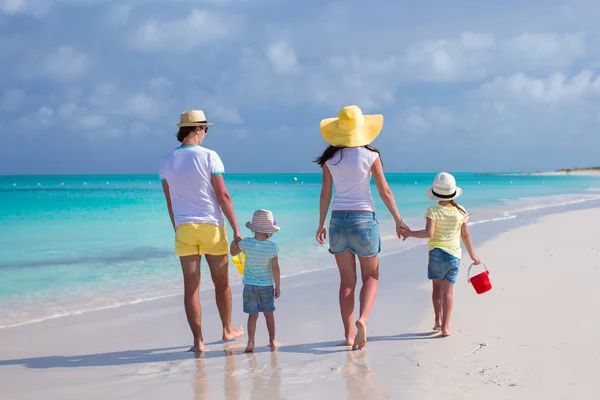 Back view of young family with two kids on caribbean vacation — Stock Photo, Image