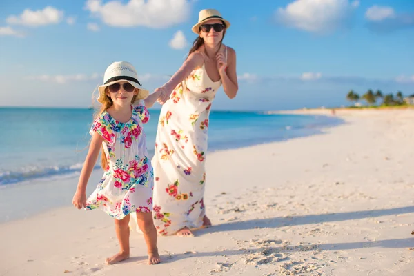 Happy mother and little daughter enjoy summer vacation — Stock Photo, Image