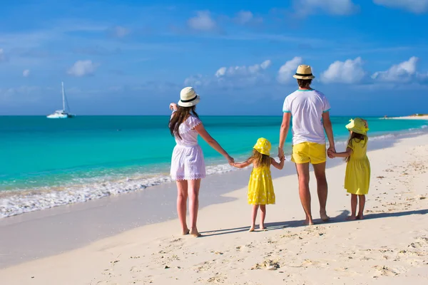 Jonge gezin van vier op Caribische vakantie — Stockfoto