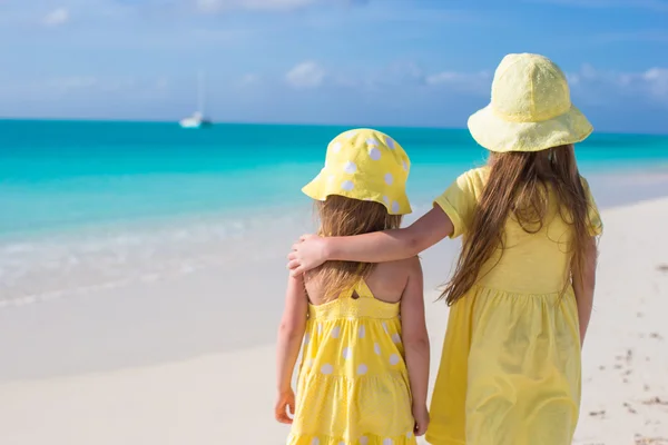 Back view of two adorable little girls on caribbean vacation — Stock Photo, Image