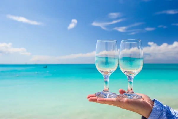 在背景上的绿松石海的两个干净的玻璃杯 — 图库照片