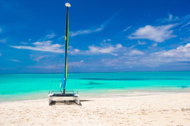 Katamaran ile renkli yelken caribbean Beach