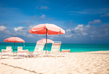 şemsiye ve plaj sandalyesi ile tropikal boş kumlu Plage cennet görünümü