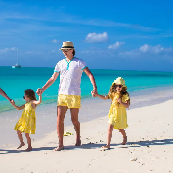 Adorables niñas y padre feliz en la playa tropical blanca —  Fotos de Stock