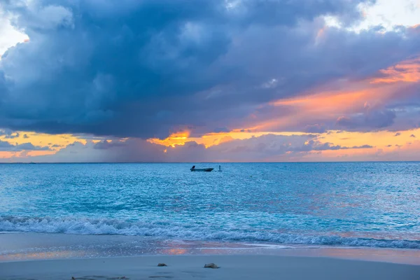 Segelboot zum Sonnenuntergang in providenciales auf Türken und Caicos — Stockfoto