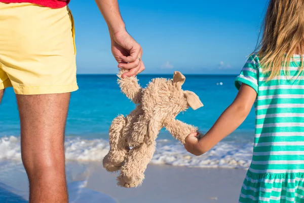 Młody ojciec z córeczka trzyma zabawki królik na karaibskiej plaży — Zdjęcie stockowe