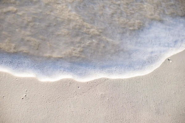 Hintergrund des tropischen weißen perfekten Sandes mit karibischer Meereswelle — Stockfoto