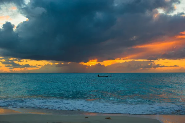 Velero a la puesta de sol en Providenciales en los turcos y Caicos — Foto de Stock