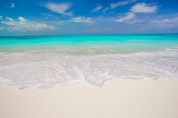 Ιδανική λευκή παραλία με γαλαζοπράσινα νερά στο ιδανικό νησί — Φωτογραφία Αρχείου