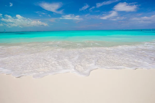 Praia branca perfeita com água azul-turquesa na ilha ideal — Fotografia de Stock