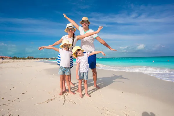 Happy family with two girls on summer vacation — Stock Photo, Image