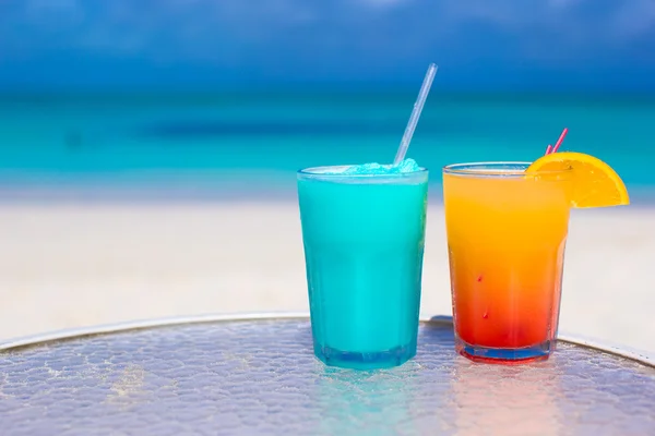 Blue curacao ve beyaz kumlu plajda kokteyl mango kapatın — Zdjęcie stockowe