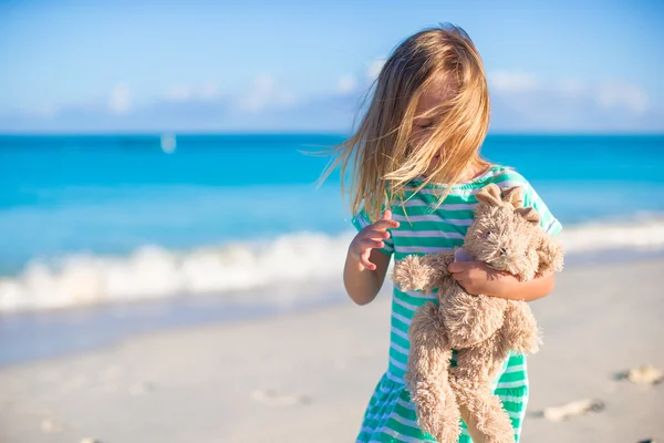 Entzückendes kleines Mädchen mit ihrem Lieblingsspielzeug im Urlaub am tropischen Strand — Stockfoto