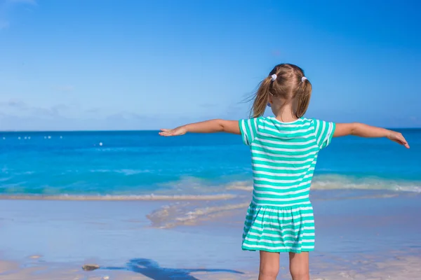 Schattig meisje op witte strand tijdens de zomervakantie — Stockfoto