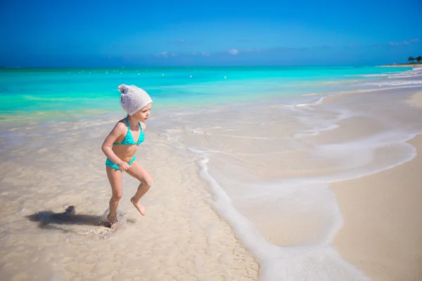 Ładny maluch dziewczyna runiczny w płytkiej wodzie na egzotycznej plaży — Zdjęcie stockowe