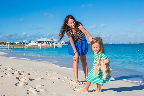 Niña feliz divertirse en la playa durante las vacaciones caribeñas — Foto de Stock