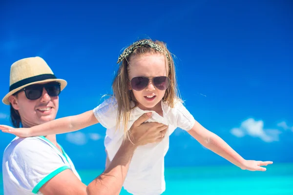 Happy father and his adorable little daughter have fun on summer vacation — Stock Photo, Image