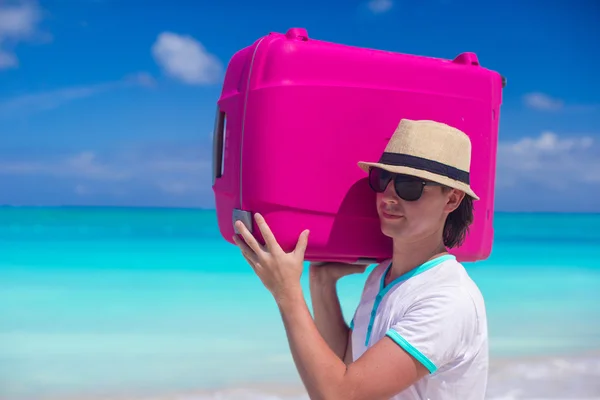 Portrait of a young man carrying his luggage on the beach — Stock Photo, Image
