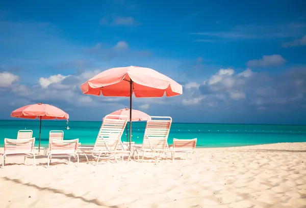 Paradise view of tropical empty sandy plage with umbrella and beach chair — Stock Photo, Image