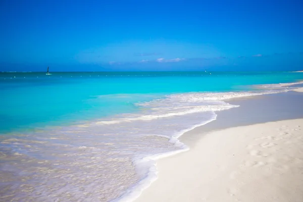 Playa blanca perfecta con agua turquesa en la isla ideal —  Fotos de Stock