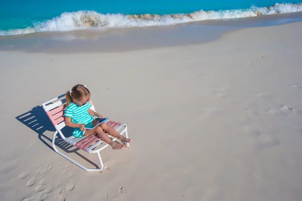 Urocze dziewczynki z laptopa na plaży podczas letnich wakacji — Zdjęcie stockowe