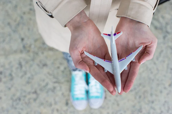 Fechar a mão segurando um modelo de avião — Fotografia de Stock