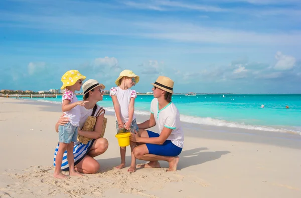 Glückliche Familie mit zwei Kindern im Sommerurlaub — Stockfoto