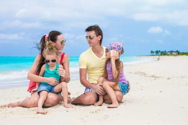 Szczęśliwe rodzinne wakacje na karaibskiej plaży idealne — Zdjęcie stockowe