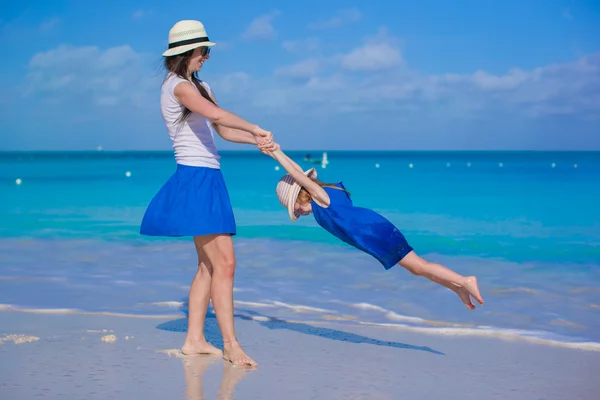 Glückliche Mutter und ihre entzückende kleine Tochter genießen den Sommerurlaub — Stockfoto