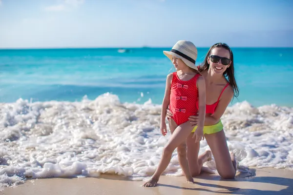 Mãe com sua filha fofa se divertir nas férias de verão — Fotografia de Stock