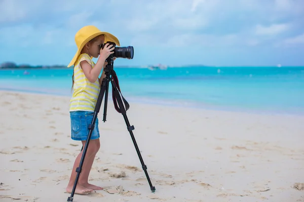 Dziewczynka strzelanie z aparatem na statywie podczas jej wakacji — Zdjęcie stockowe