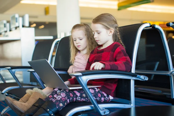 Kids with a laptop at the airport while waiting his flight — Stock Photo, Image