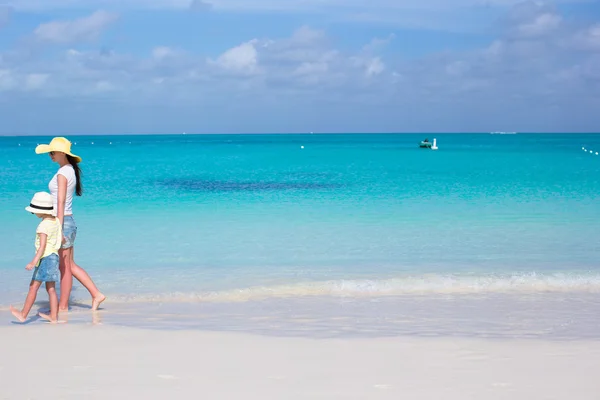 Jeune mère marchant avec sa fille pendant leurs vacances des Caraïbes — Photo