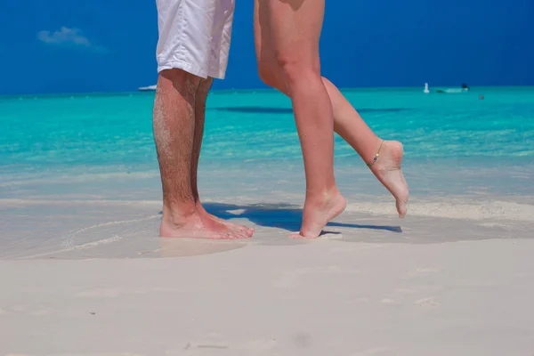 Zblízka mužského a ženského chodidla na bílý písek — Stock fotografie