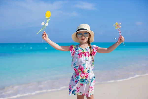 Nuttet lille pige på hvid strand i sommerferien - Stock-foto