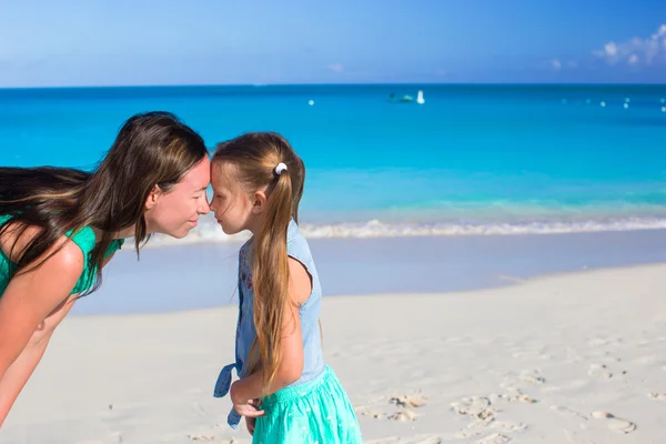 小さな女の子を持つ母親の夏休みに楽しい時を過す — ストック写真