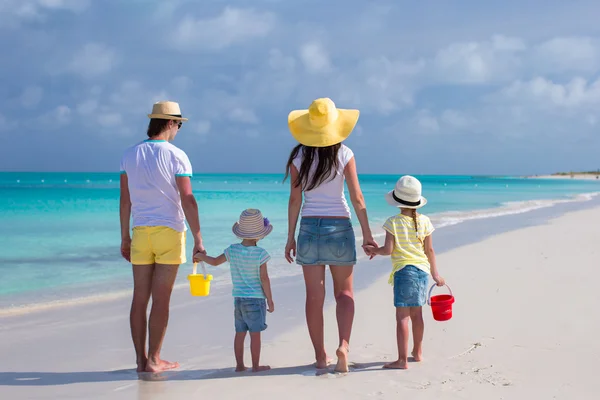 Rückansicht einer jungen Familie mit zwei Kindern im Karibik-Urlaub — Stockfoto