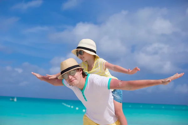 हैप्पी पिता और उसकी प्यारी छोटी बेटी उष्णकटिबंधीय समुद्र तट पर मज़ा है — स्टॉक फ़ोटो, इमेज