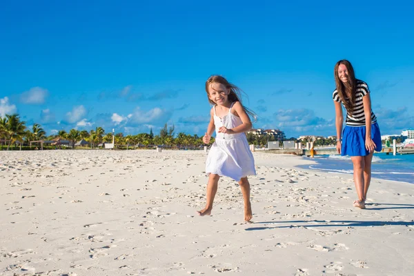 Matka a její malá dcera baví na exotické pláži slunečného dne — Stock fotografie