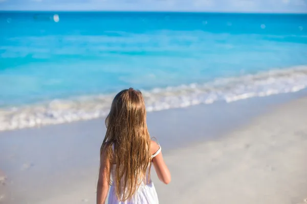 夏休みの間に白いビーチで女の子の背面します。 — ストック写真