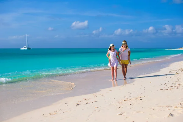 Młoda szczęśliwa para zabawy na Karaiby wakacje — Zdjęcie stockowe