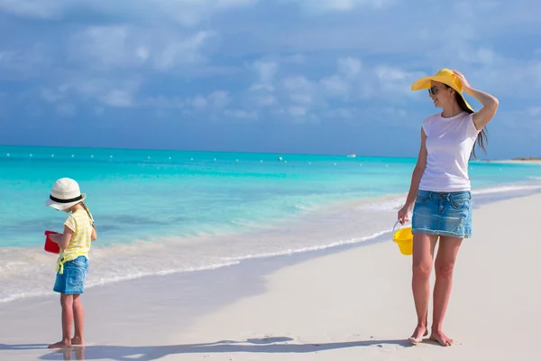 Jonge moeder wandelen met haar dochter tijdens hun vakantie Caribisch gebied — Stockfoto